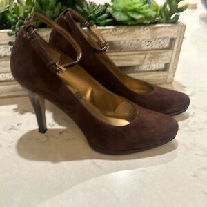 Tahari Lizzie Espresso brown suede heels